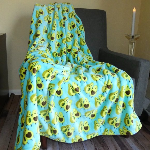 Cynthia Rowley Plush Throw Blanket Avocado Love Avocados 60” x 70” Brand New - Picture 1 of 3